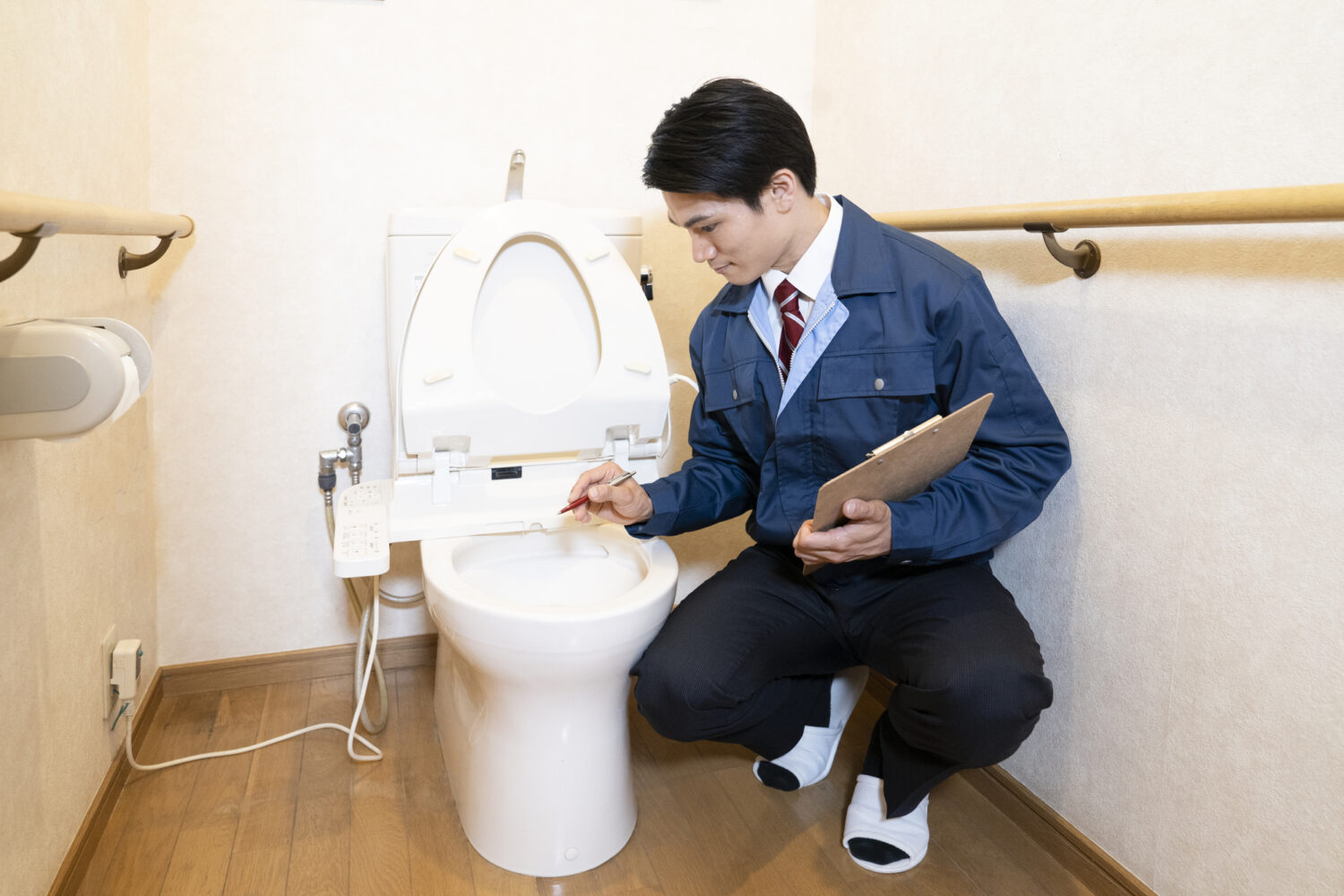 トイレの水漏れで修理業者に依頼するメリット