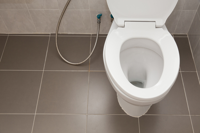 水漏れと勘違いしやすいトイレ床が濡れる原因