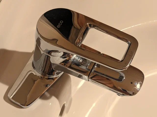 トイレの手洗い器の後付けを依頼する業者はどう選ぶ？