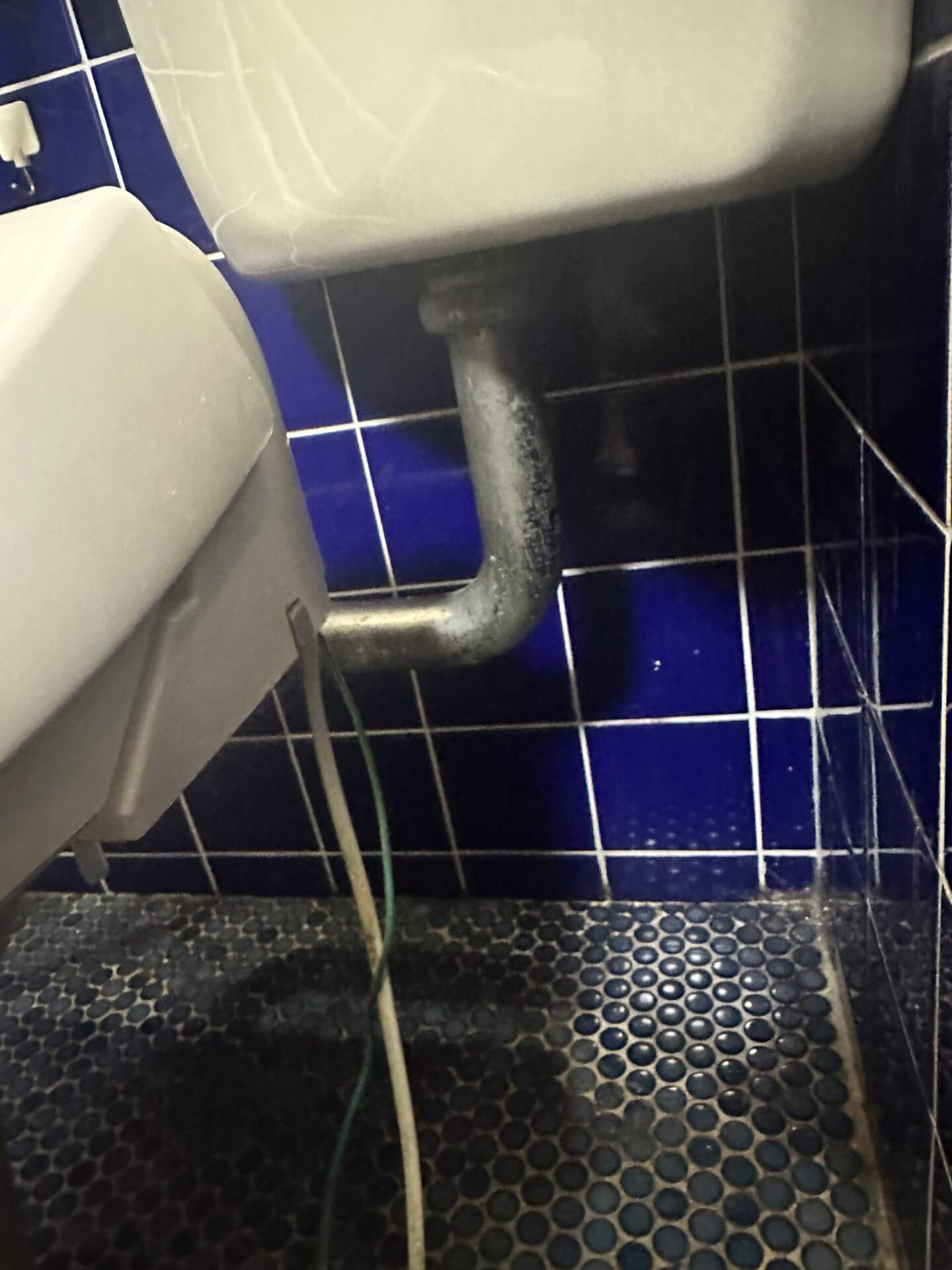 トイレタンクにヒビがあり水漏れ