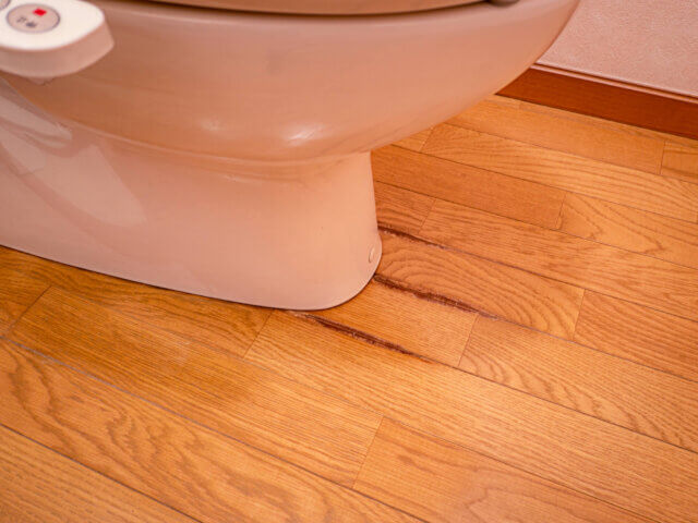 トイレの床が変色する原因は？対処法・予防策と床材の張替えポイントを徹底解説
