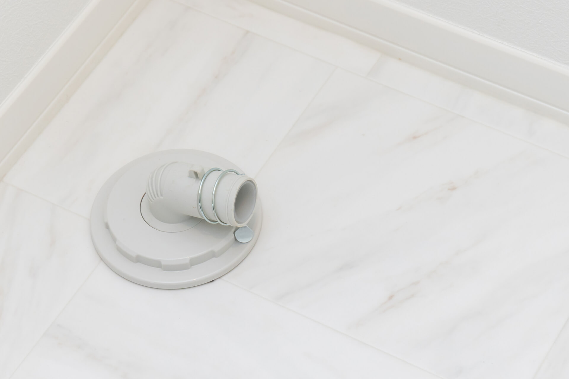 洗濯機の排水があふれる原因と応急処置！業者を呼ぶ前に試したい具体策