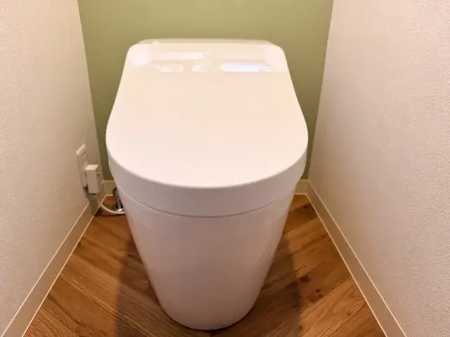 トイレの水浸しを自分で対処するか業者に依頼するかの判断基準と修理費用