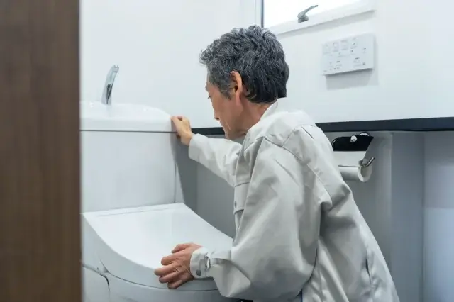 トイレのつまりは自分で直せる？業者に頼むべきか見分ける方法は？